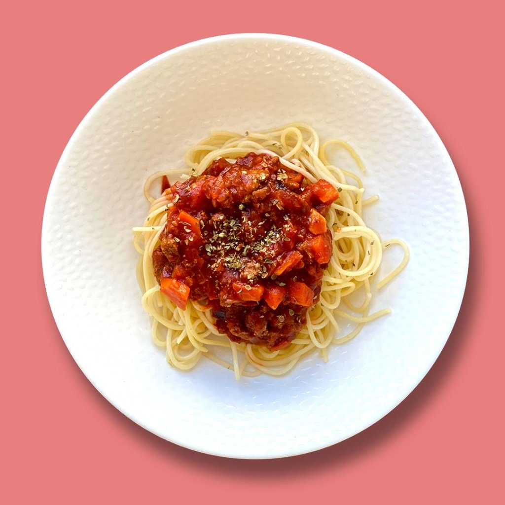 Pasta Bolognese mit gehackten Insektenburgerpatty