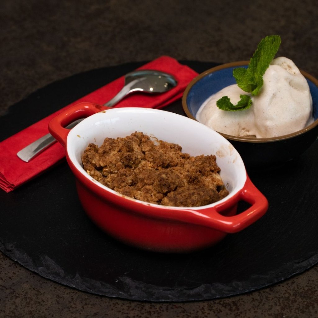 Apfel Crumble mit Insektenmehl, Mehlwurm und Vanilleeis